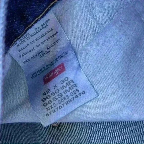 Wrangler Men's 42x30 Blue Straight Denim Jeans Relaxed Fit Zip Fly Cotton EUC - Picture 2 of 6